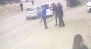 Sokak ortasında pompalı tüfekli kız kavgası