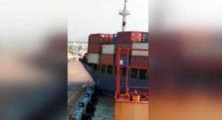 Kargo gemisi limana çarptı, yükleme kulesini yıktı