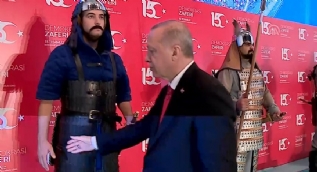 Başkan Erdoğan 16 Türk devletini simgeleyen askerlerin ellerini tek tek sıktı