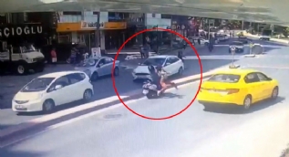 İstanbul’da kadının kafatasının kırıldığı feci kaza kamerada