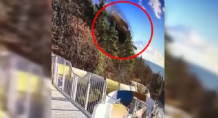Freni patlayan kamyon uçurumdan böyle yuvarlandı