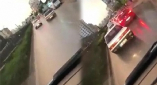 Adana´da bir sürücünün hasta taşıyan ambulansa yol vermemesi görüntülendi