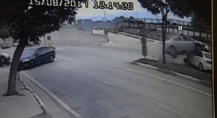 Karşı şeritten gelen otomobilin üzerine böyle uçtu