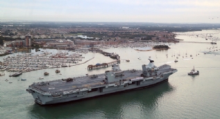 Birleşik Krallığın yeni uçak gemisi 'HMS Queen Elizabeth' limana geldi