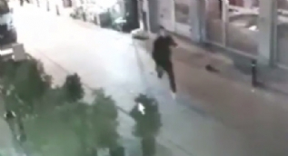 Akılalmaz olay! Hesaba kızdı, kafeye molotofla saldırdı