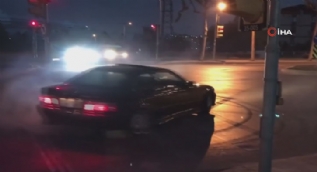 İstanbul’da yol kapatıp “drift” yapan maganda kamerada