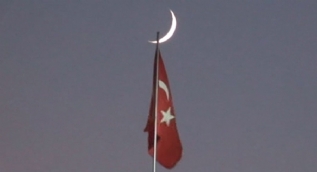 Taksim Camii üzerinde görülen hilal manzarası mest etti