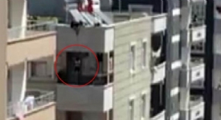 Anahtarı evde unutunca çocuğunu çatıdan balkona sarkıttı
