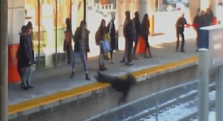 Yaşlı kadını raylara itti...O anların görüntüleri yayınlandı