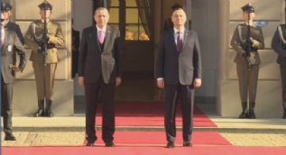 Cumhurbaşkanı Erdoğan'ın Polonya'da karşılandığı törende askeri bando 'Ey büt-i nev eda' isimli eseri çaldı