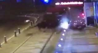 Hızını alamayan araç tramvay durağına çarptı