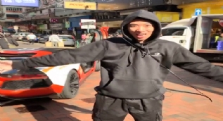 Milyoner adam çatıdan binlerce dolar saçtı