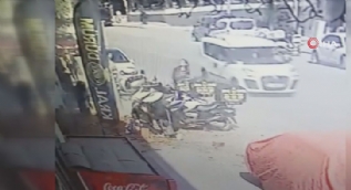 Genç kızın başına yürürken tuğla düştü! O anlar kamerada...