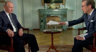 Putin Fox News´ta kendisine uzatılan kağıdı almadı