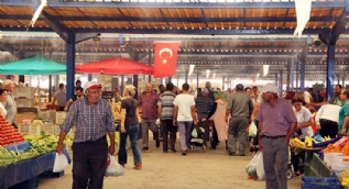 Bu pazarda ne sıcaklar ne de fiyatlar yakıyor