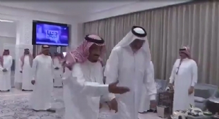 Kral Selman Katarlı aile büyüğü Abdullah bin Ali el Sani'yi böyle karşıladı