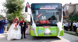 Tanıştıkları otobüs düğün araçları oldu