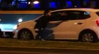 Polisler yol ortasında tartışan şahsın belindeki silahı böyle aldı