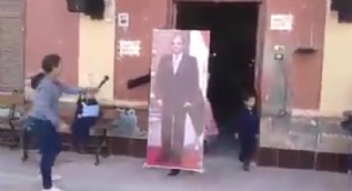 Diktatör Sisi´nin ayaklı afişini okula getirip, alkışlattılar