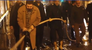 Gece yarısı kaldırımları yıkadı