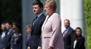Dünya Merkel´in bu görüntülerini konuşuyor