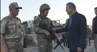 Milli Savunma Bakanı Akar Hakkari´de