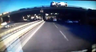 Beton mikseri köprü üzerinden böyle düştü