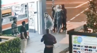 Kadına laf atan grubu tek başına yerle bir etti