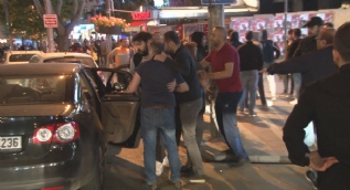 Bağdat Caddesi’nde kutlama yapan Galatasaray taraftarına şişeli, kemerli saldırı