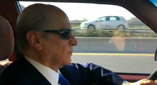 Devlet Bahçeli, Ferdi Tayfur´un kendisi için yazdığı şarkı eşliğinde klasik otomobili ile başkent caddelerini gezdi