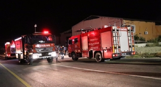 Babasının fabrikasını yakıp kendisine izletti