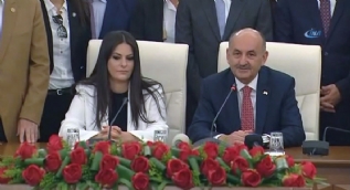 Mehmet Müezzinoğlu, Çalışma ve Sosyal Güvenlik Bakanlığı görevini Jülide Sarıeroğlu'na devretti