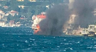 Üsküdar açıklarında teknede yangın çıktı