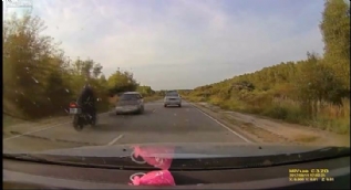 Otomobil ile motosikletin çarpışması kamerada!