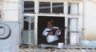 Pompalı tüfekli saldırgan vurularak etkisiz hale getirildi