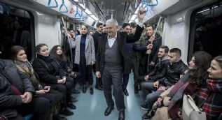 Binali Yıldırım Marmaray´da vatandaşlarla sohbet etti