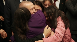 Başkan Erdoğan, vatandaşlarla çay içip simit yedi