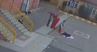 Küçük çocuklar yere düşen Türk bayrağını böyle kaldırdı