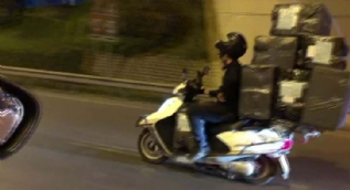 Trafikte motosikletle 8 büyük koli taşıdı... O anlar kamerada