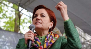 TRT World sunucusu Meral Akşener´i Fransız ırkçı politikacı Marina Le Pen´e benzetti