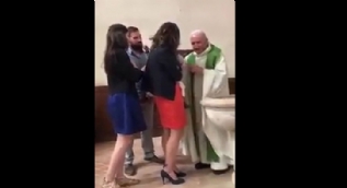 Rahip bebeğe tokat atınca halk ayağa kalktı