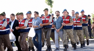 Darbeci terörist mahkemeye gülümseyerek geldi