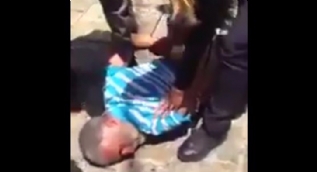 İşgalci İsrail bir Filistinliyi vahşice gözaltına aldı