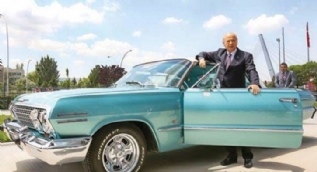 MHP Lideri Bahçeli klasik otomobiliyle Ankara yollarında