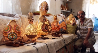 Su kabakları onun elinde sanat eserine dönüşüyor