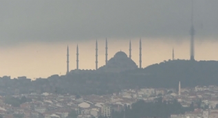 İstanbul siyah bulutların altında: Eminönü´den Çamlıca Camii manzarası