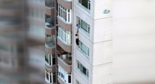 İstanbul Beylikdüzü'nde dehşet anları kamerada... Kocasının ellerinden kayan kadın metrelerce yukarıdan aşağı düştü