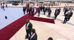First Lady Melania, İsrail ziyaretinde elini tutmaya çalışan Trump'a sert tepki gösterdi