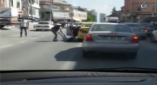 Ümraniye’de taksi şoförü kavga ettiği kadın yolcusunun bacağından tutarak dışarıya attı