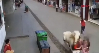 Kaldırımda yürüyen yayalara at çarptı
